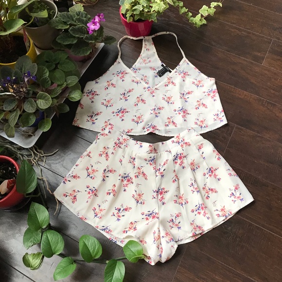 Forever 21 Pants - Super cute floral creamy summery two piece set